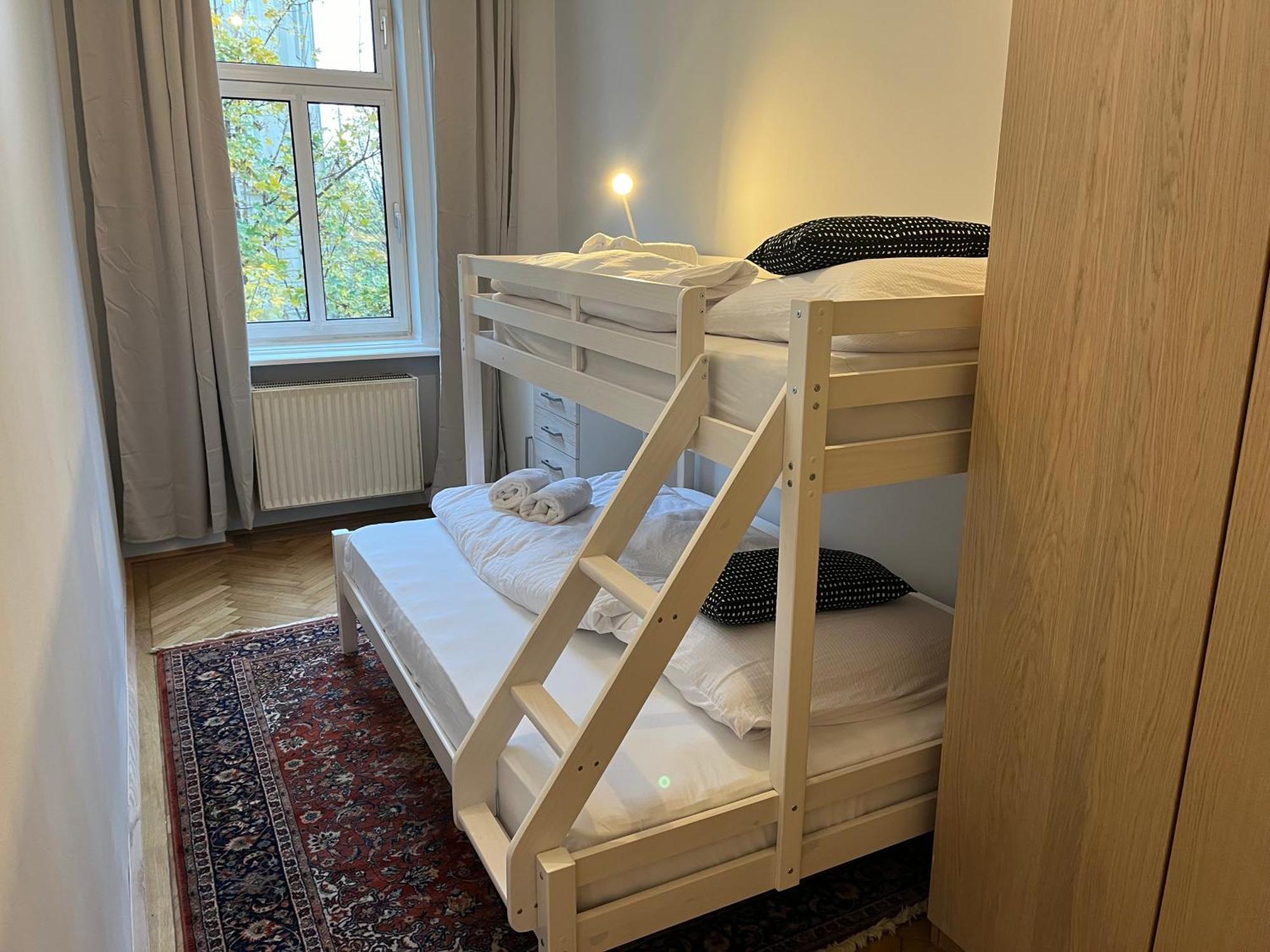 Grosszuegiger Wiener Altbau Gleich Neben Schoenbrunn * Wien